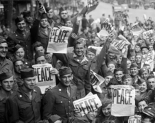 Soldaten in Paris feiern das Ende des zweiten Weltkrieges. Foto: National Archives and Records Administration, gemeinfrei